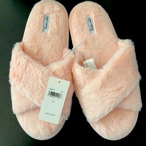 NWT!!! Splendid fuzzy side slippers
